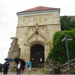 Eingang zur Burg Bratislava Gartenanlage