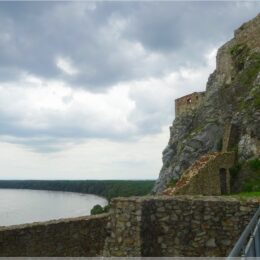 Die Donau an der Burg Devín