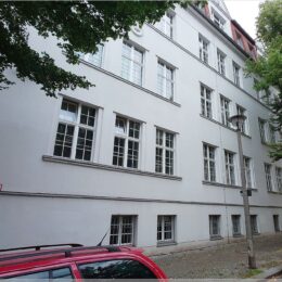 der nicht ganz so alte Anbau der Schule