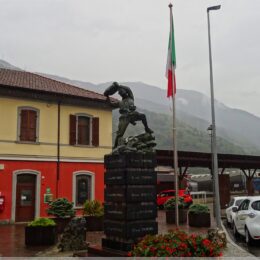 Edolo Bahnhof, Denkmal der Gefallenen aller Kriege