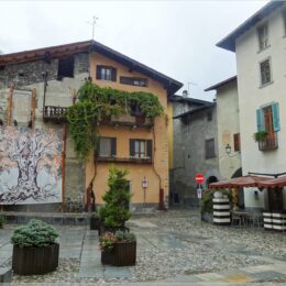 Platz vor der Kirche San Giovanni Battista in Edolo