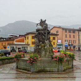 Brunnen auf der Piazza Martiri della Libertà in Edolo