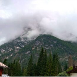 Wolken umhüllen den Gipfel