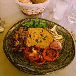 Hummus, gegrilltes Gemüse, Pilze und Salat