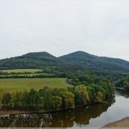 Blick über die Eger und zum Duppauer Gebirge