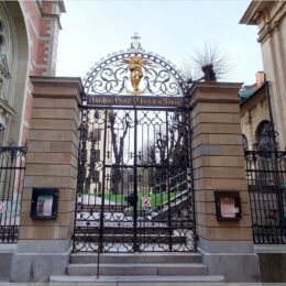 Tor an einem Kirchhof