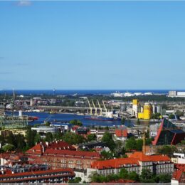 Blick vom Turm der St. Marienkirche auf den Hafen Danzig