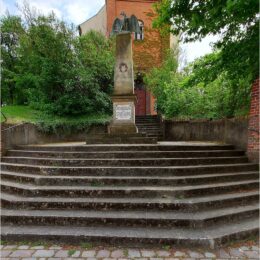 Kriegerdenkmal vor ev. Stadtkirche