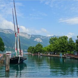 Segelschiff am Annecy See