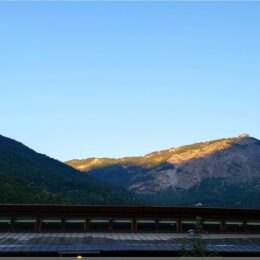 Morgensonne über Saint-Michel-de-Maurienne
