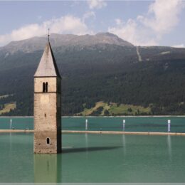 Kirchturm von Altgraun im Reschensee