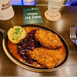 S’Dill Knuspersteak mit Rotkohl und Kartoffelknödel