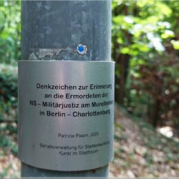 Infoplakette an einem der Spiegel zum Denkzeichenweg