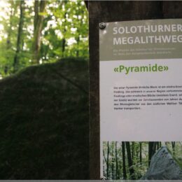 Infoschild Pyramide