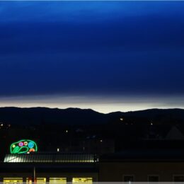 es ist noch hell hinter den Bergen