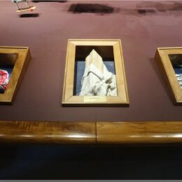 Spielzeuge (Ball, Wickelpuppe, Rüstung)