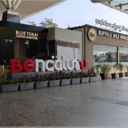 Vor dem Flughafen für die nationalen Flüge