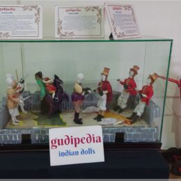 Gudipedia Indian Dolls am Flughafen Belagavi