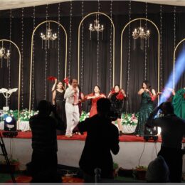 Verwandte und Bekannte führen Choreos auf