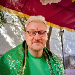 Willkommens-Segnung mit rotem Tilaka-Punkt