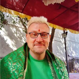 Willkommens-Segnung mit rotem Tilaka-Punkt