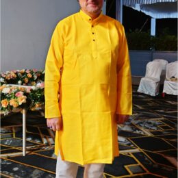 Umgezogen, gelbe Kurta