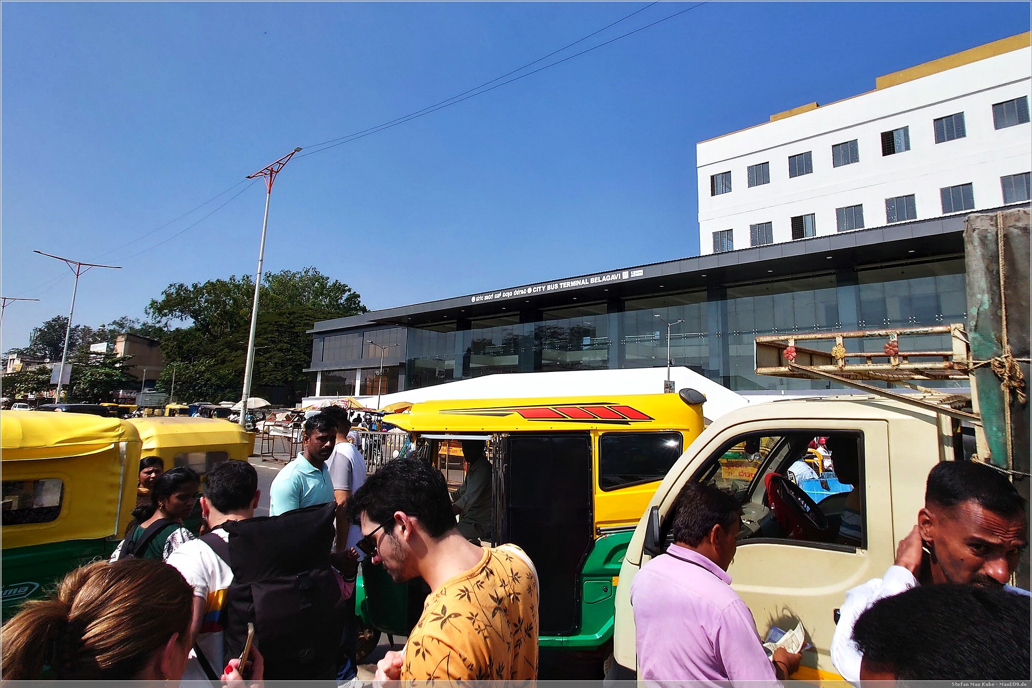 Am Busbahnhof Belagavi