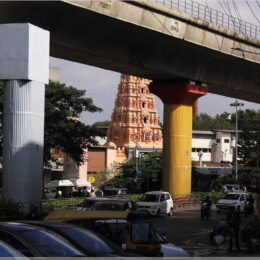 Shri Guruvayurappan Temple und darüber die Metro