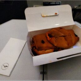 Abendsnack im Flugzeug