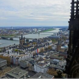 Blick vom Kölner Dom den Rhein aufwärts