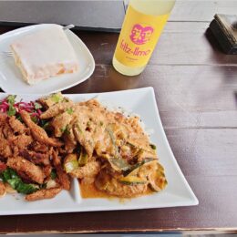 Buffetessen und Zitronenkuchen