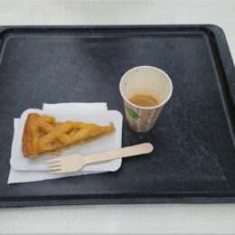 Ein Kuchen aus der Cafeteria.