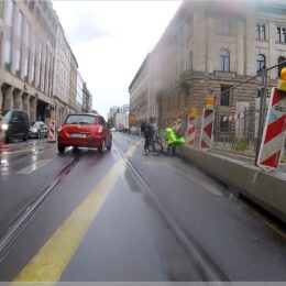Einfach nur drumherumfahren kann ja nicht so schwer sein.