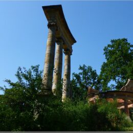 Ionische Säulen und Monopteros