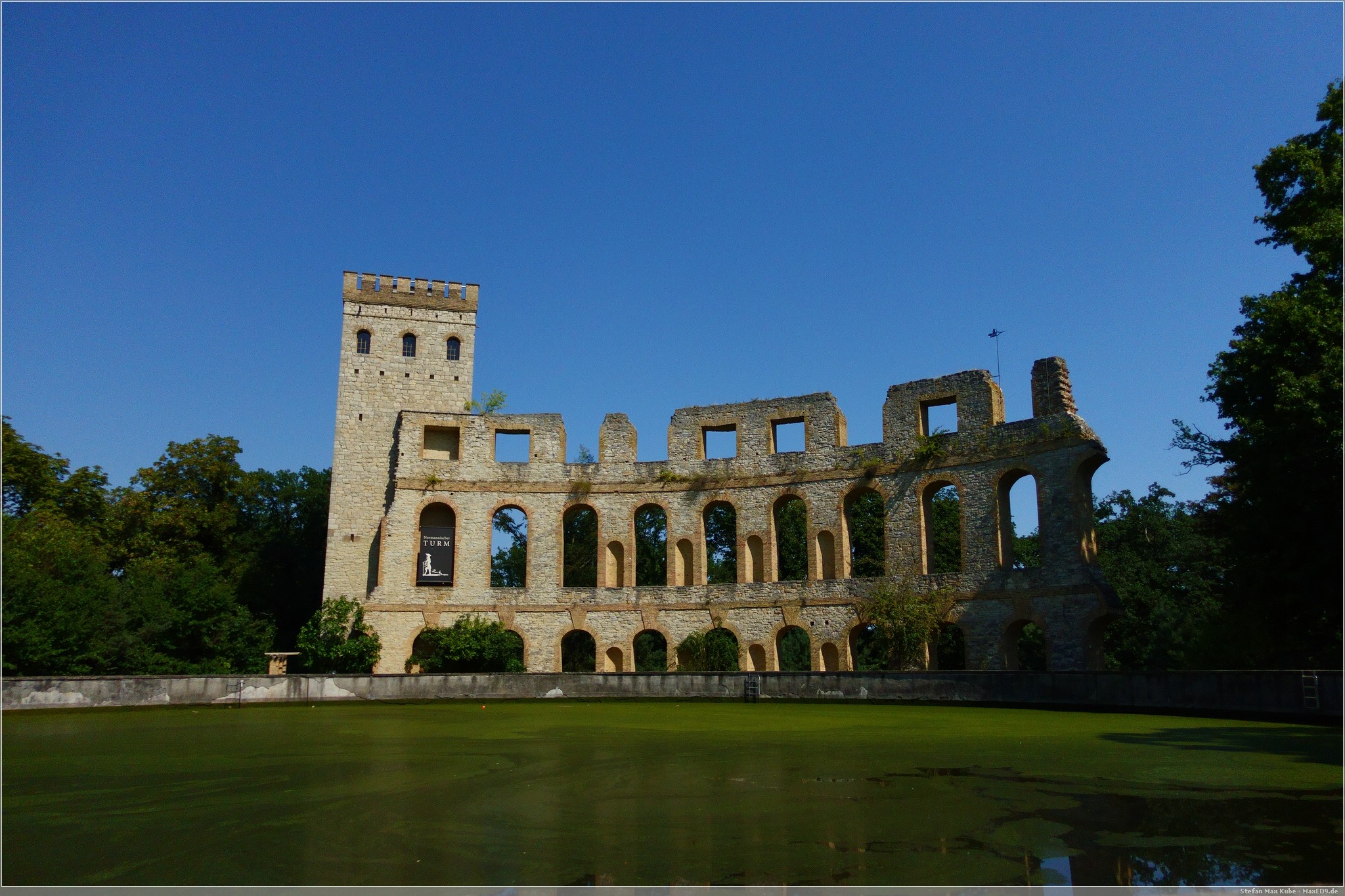 Normanischer Turm mit Theaterwand hinter dem Wasserbecken