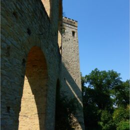 Normanischer Turm an Theaterwand