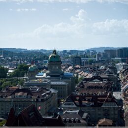 Das Bundeshaus gesehen vom Berner Münster